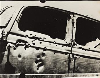 (AMERICAN OUTLAWS) Bonnie and Clyde after the shootout * Bonnie and Clydes car after the shootout.